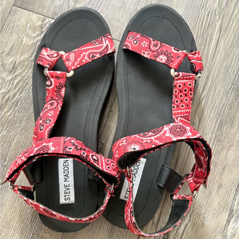 Women’s Steve Madden Red Bandana Print Sport Sandal size 9 - Picture 2 of 9